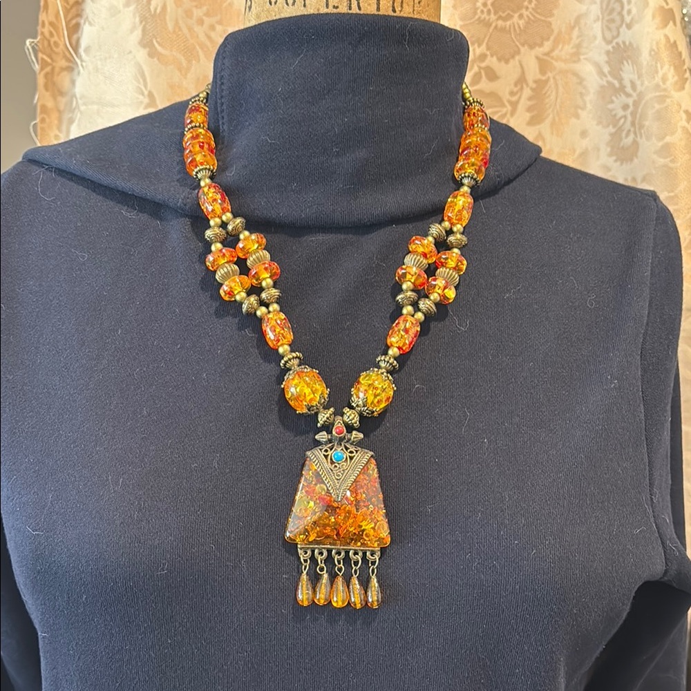 Incredible statement necklace with faux amber beads - Picture 15 of 15